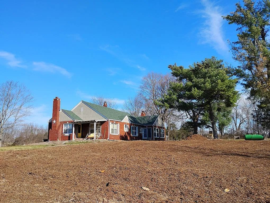 8239 N Farm Rd 181 — exterior photo
