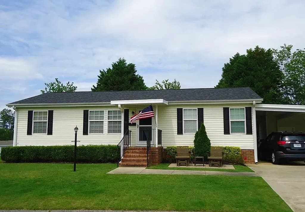 208 Bluffton Dr — exterior photo