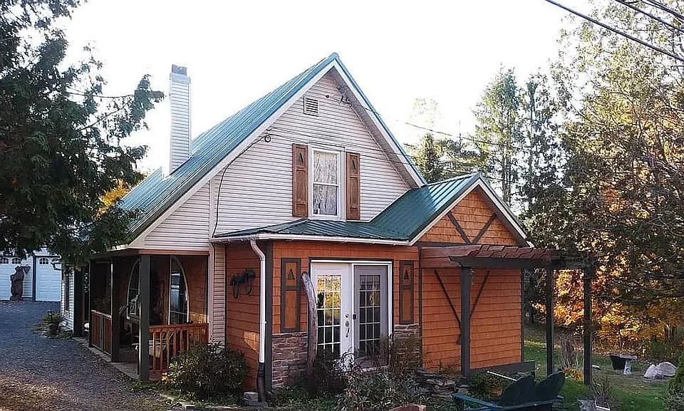 1734 S Main St — exterior photo