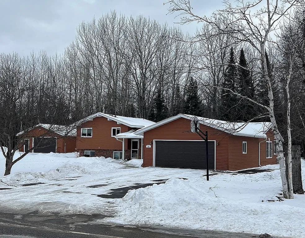 321 Shorewood Dr — exterior photo
