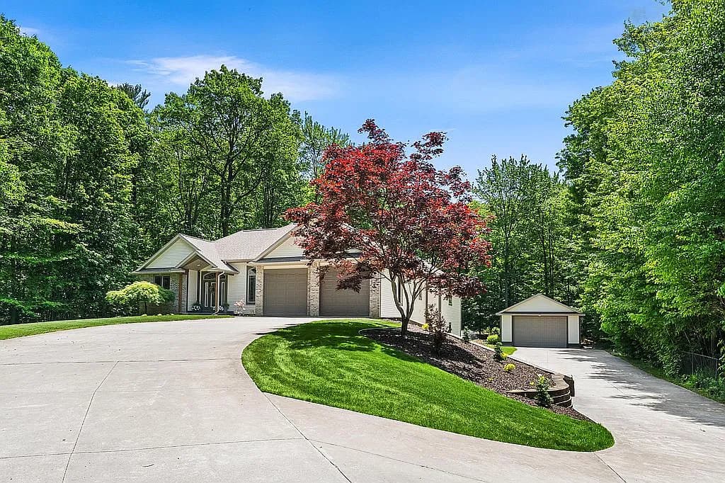 16528 Hemlock Dr — exterior photo