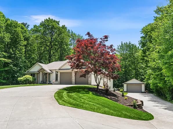 16528 Hemlock Dr — exterior photo
