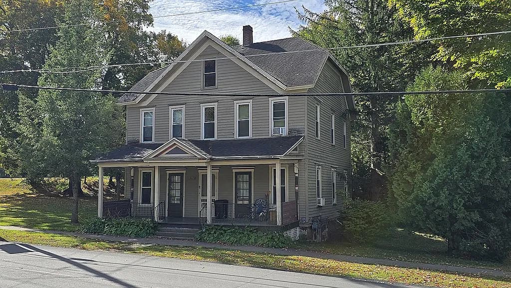 9539 Main St — exterior photo