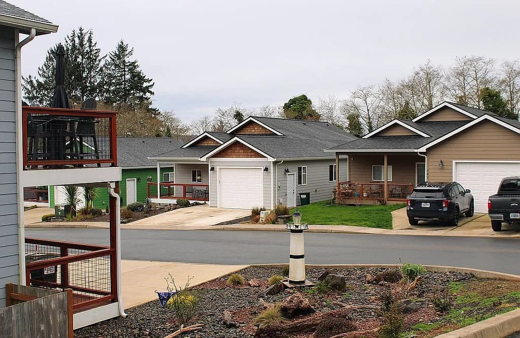 705 Vine Maple Ln — exterior photo