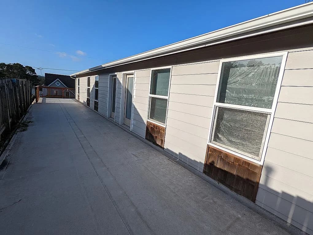 1435 NE 12th St — exterior photo