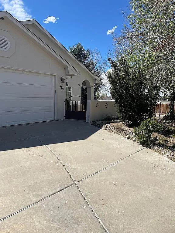 719 Ardath Ln — exterior photo