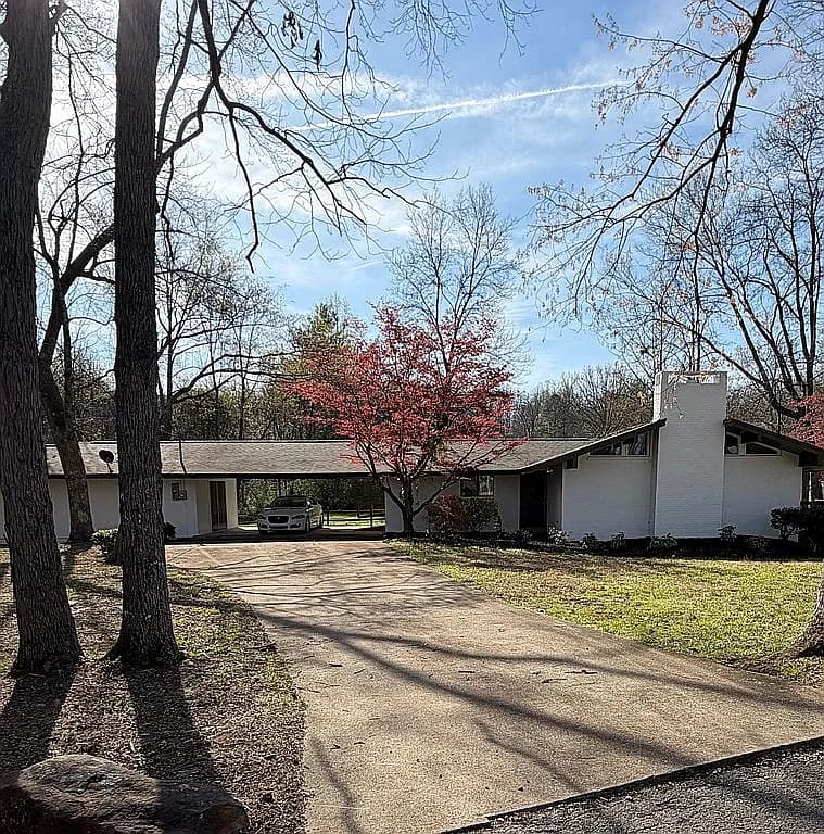 1446 White Oak Dr — exterior photo