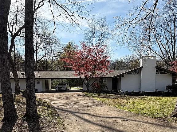 1446 White Oak Dr — exterior photo