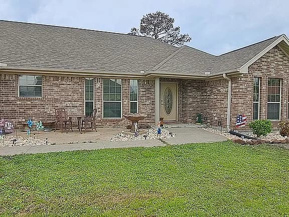 290 Tyler Dr — exterior photo