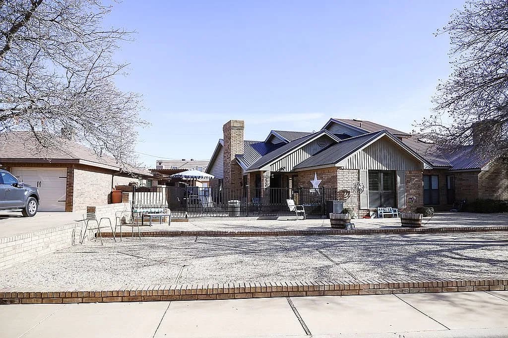 2306 SW Avenue B — exterior photo