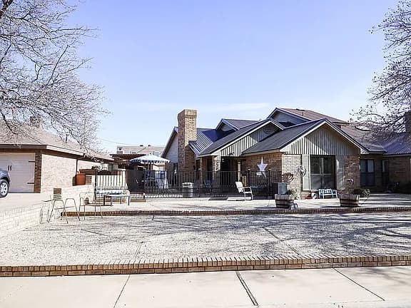 2306 SW Avenue B — exterior photo