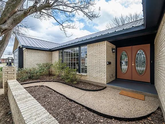 132 Meadowbrook Dr — exterior photo