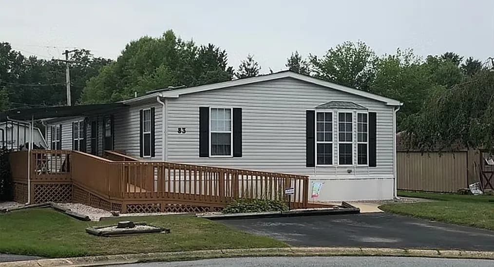 83 Tulip Ln — exterior photo