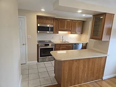 40 Lake St APT I — exterior photo