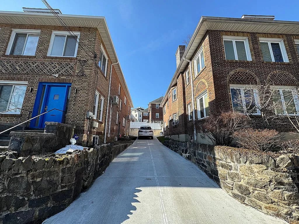 578 E 3rd St — exterior photo