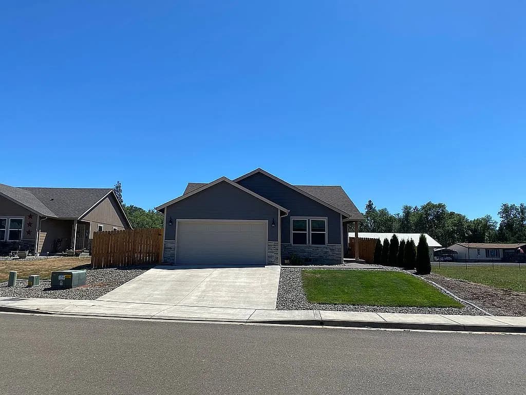 165 Collins Rd — exterior photo