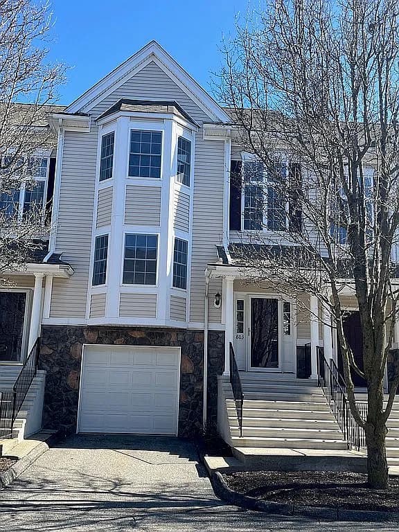 803 Larson Dr — exterior photo