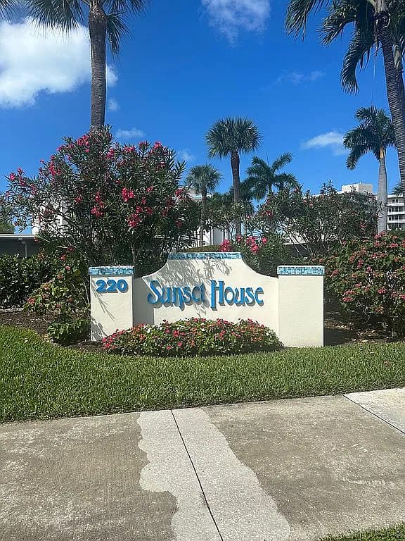 220 Seaview Ct APT 202 — exterior photo