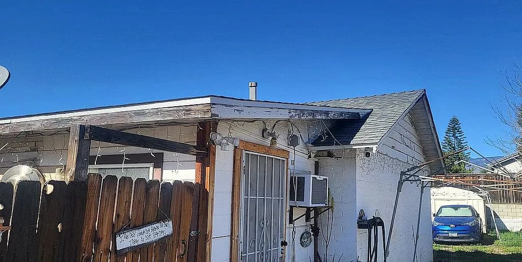 2143 Mentone Blvd — exterior photo