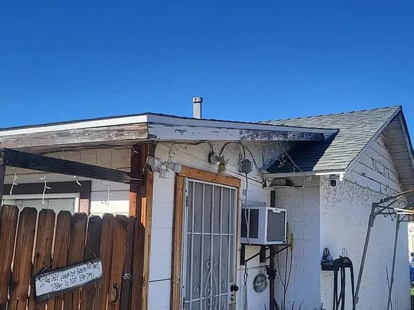 2143 Mentone Blvd — exterior photo