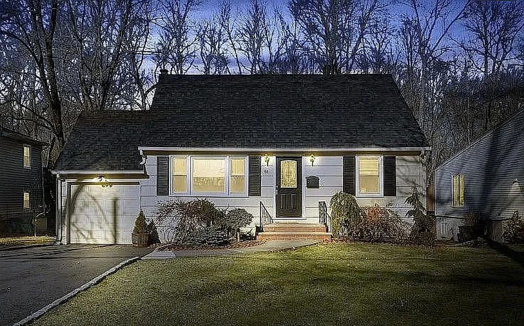61 Beechwood Rd — exterior photo