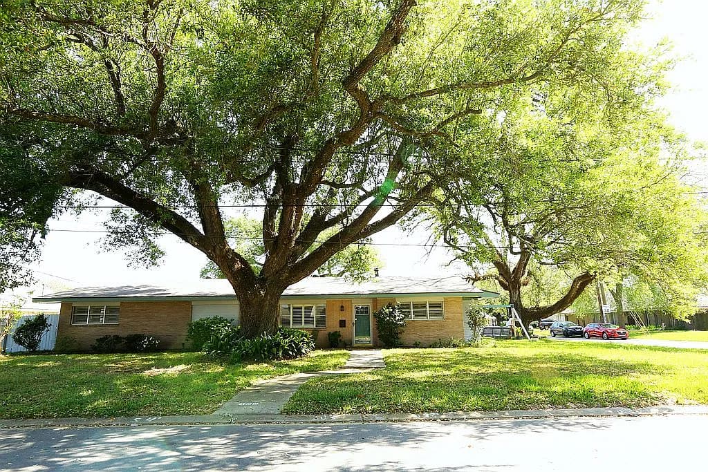 400 Colonial Dr — exterior photo