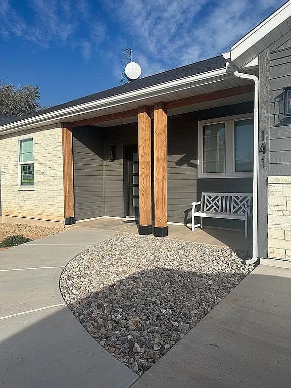 141 S 100 W — exterior photo