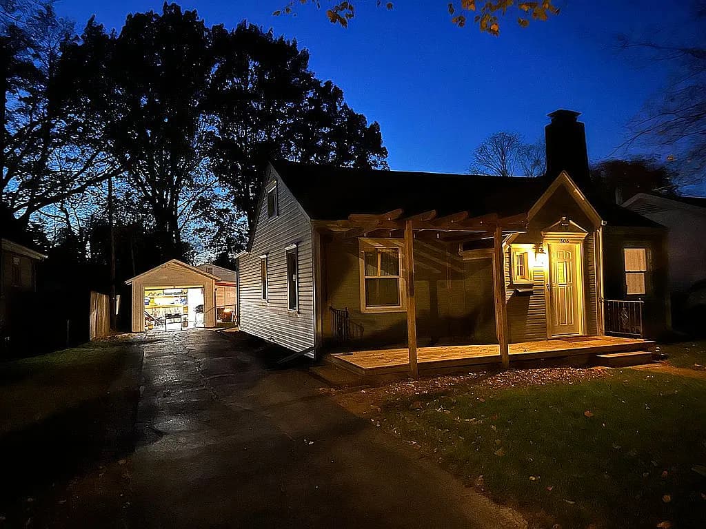 806 N Market St — exterior photo