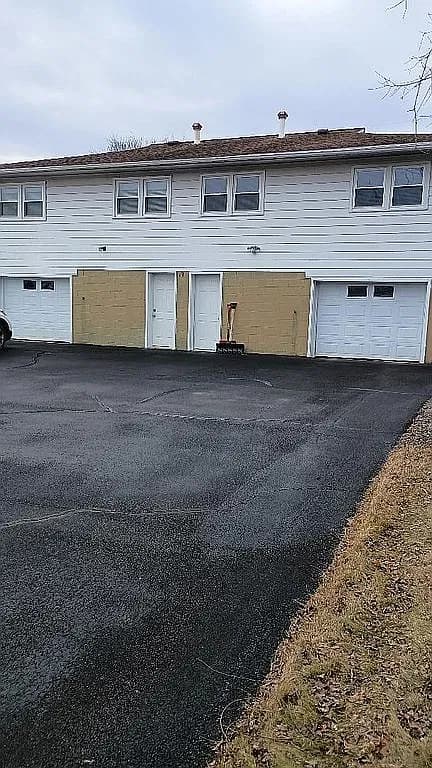 916 Irving Ave — exterior photo