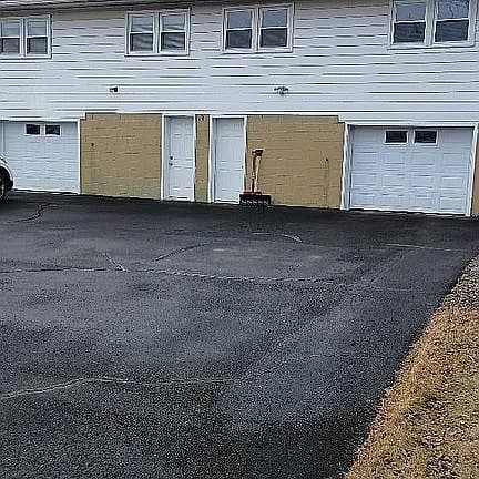 916 Irving Ave — exterior photo