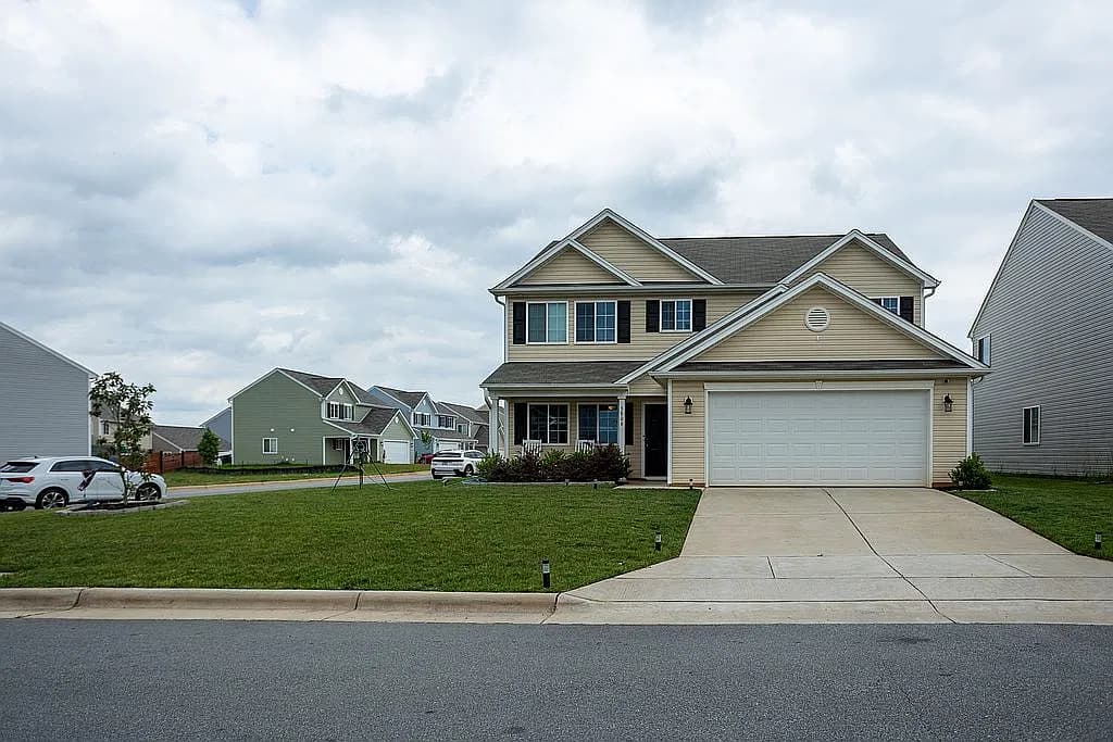 3806 Bissett Way — exterior photo