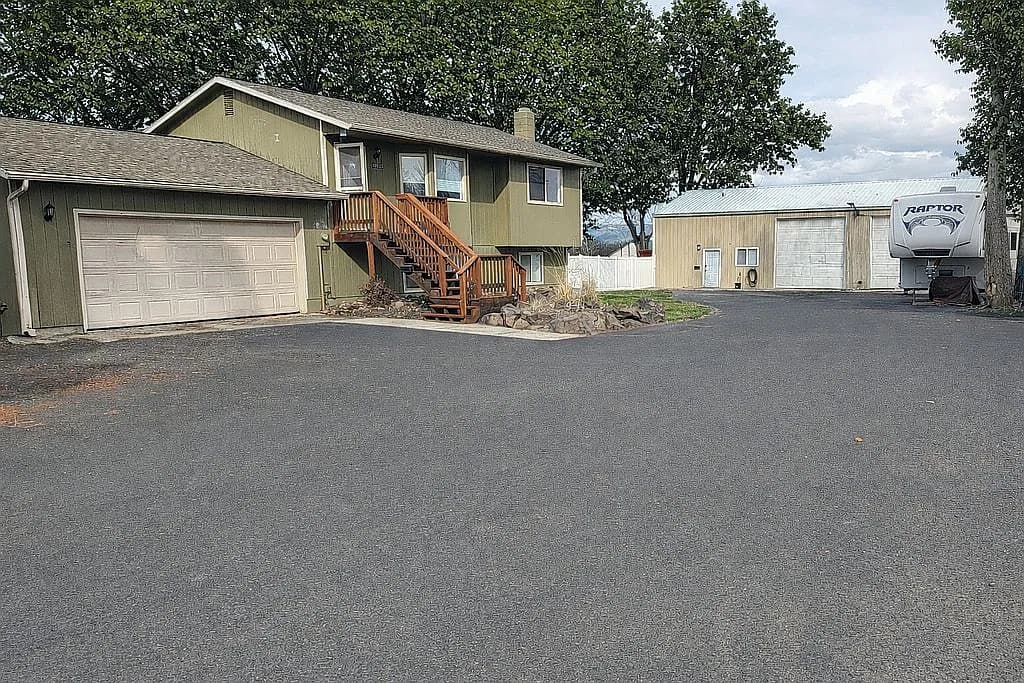 1823 Cedar Ave — exterior photo