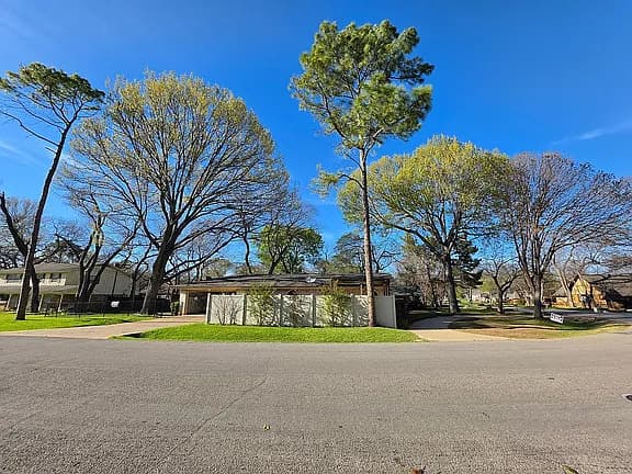 2203 Westfield St — exterior photo