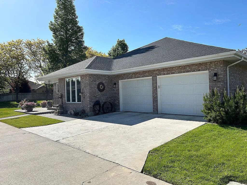 2380 Twin Oaks Park — exterior photo