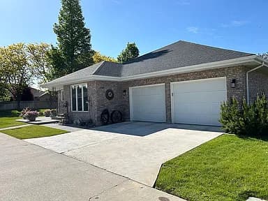 2380 Twin Oaks Park — exterior photo