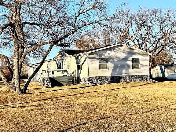210 Dakota Ave — exterior photo