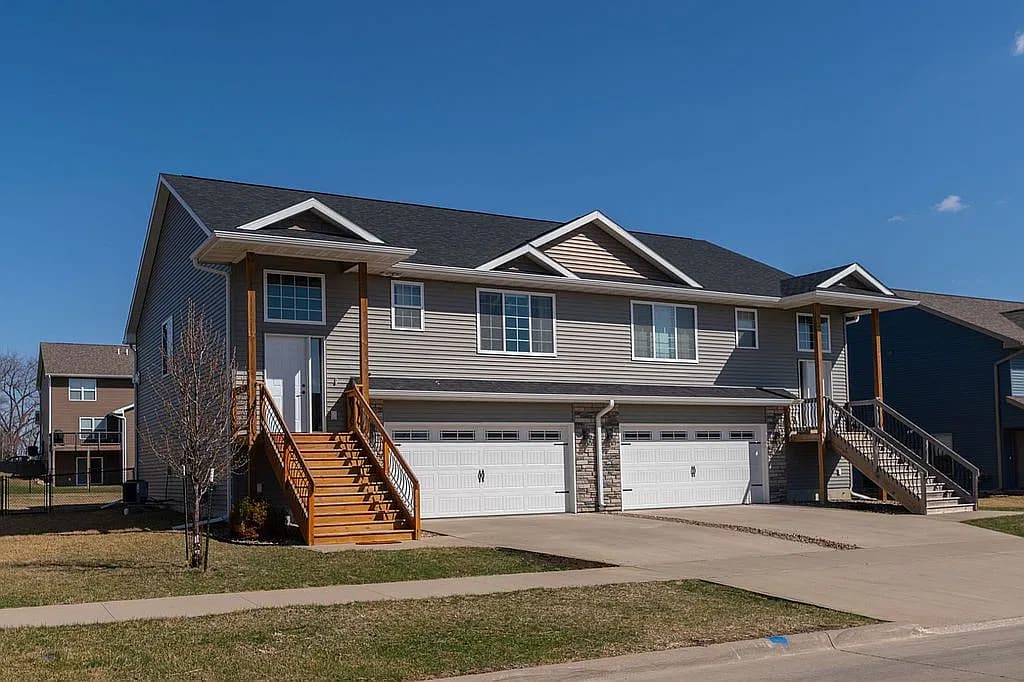 910 Hillside Dr — exterior photo