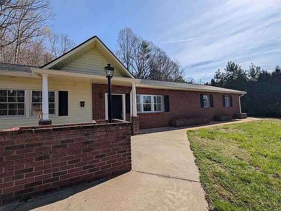 945 Summers Rd — exterior photo