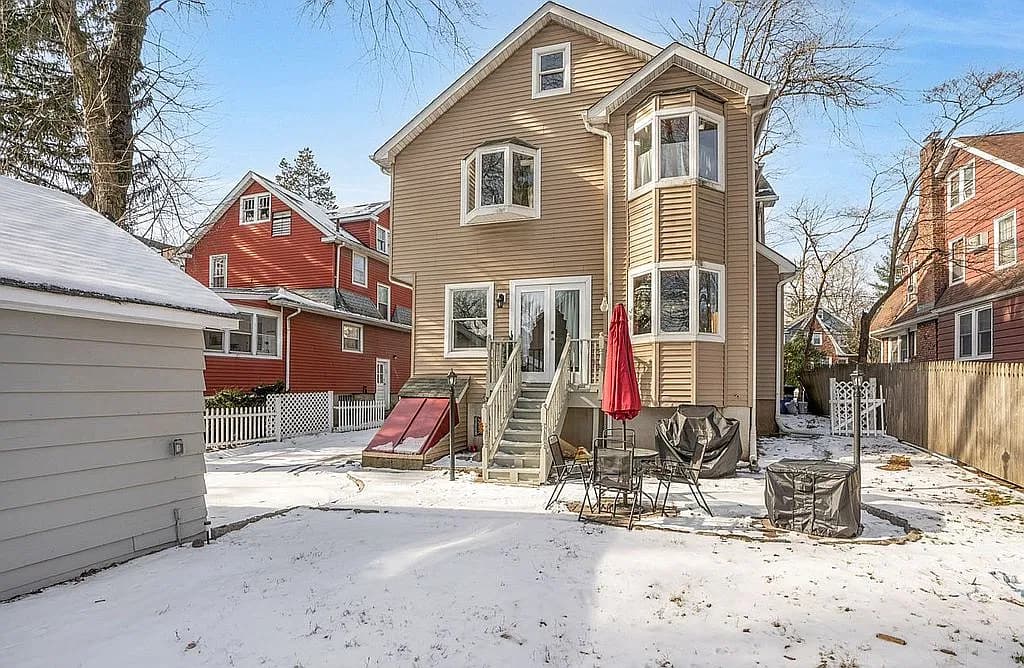 1089 Sussex Rd — exterior photo