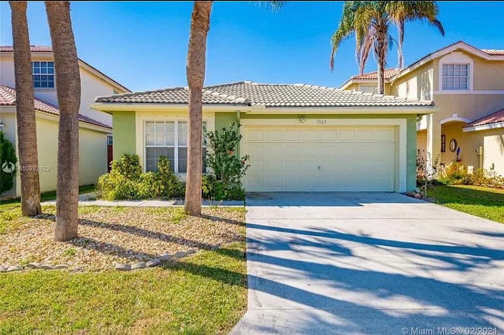 7063 Middlebury Dr — exterior photo