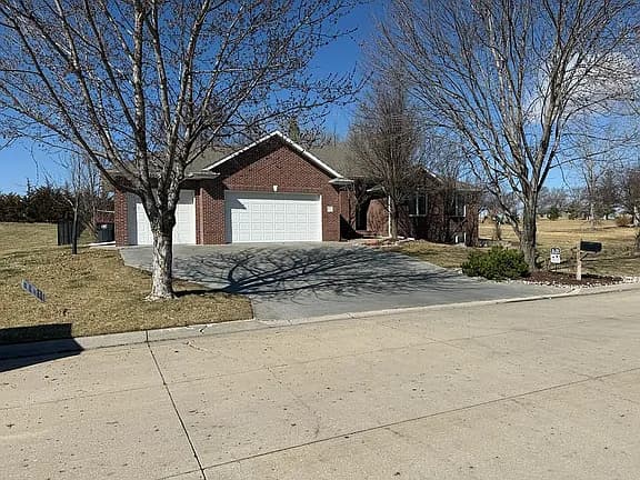 1601 Doyle Ln — exterior photo