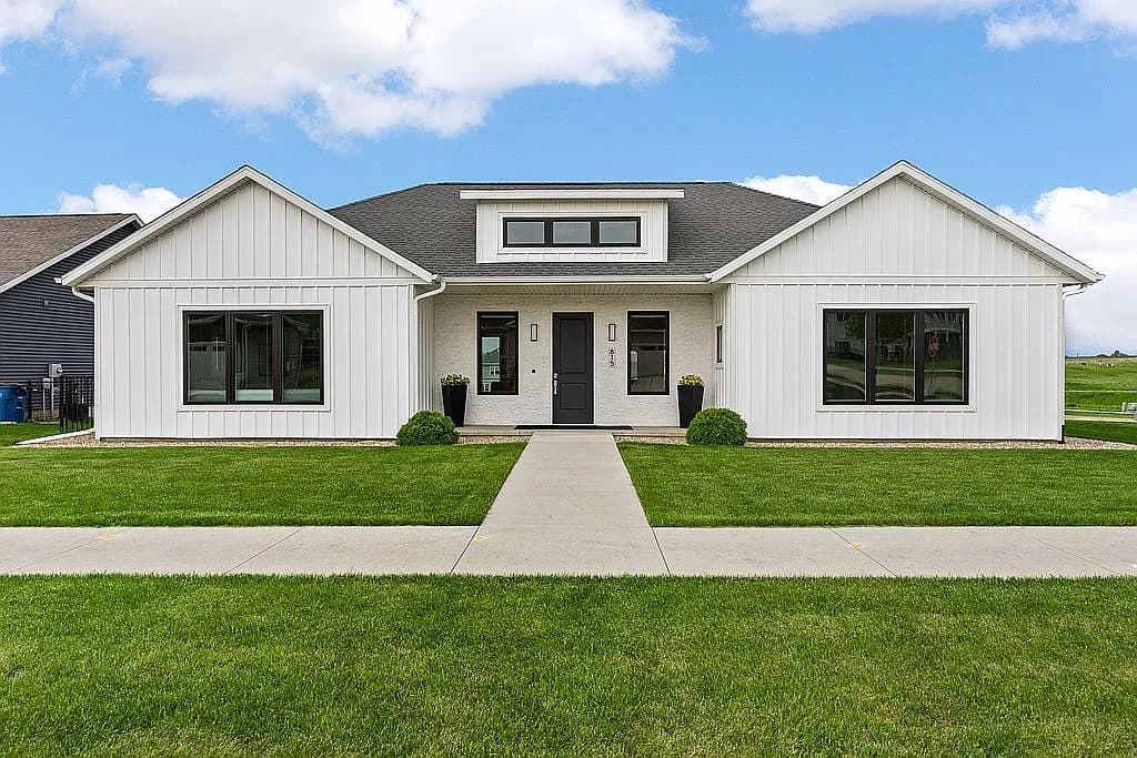 815 16th Ave SW — exterior photo