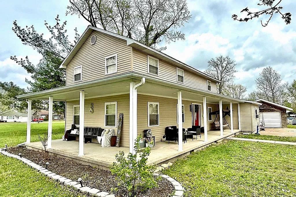 212 Oak St — exterior photo