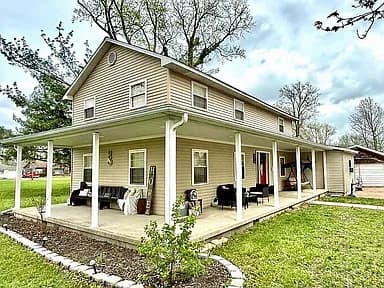 212 Oak St — exterior photo