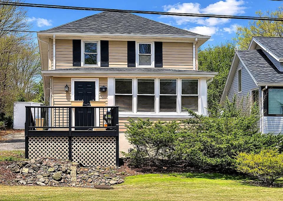 137 Mountain Blvd — exterior photo