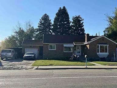 810 S Main St — exterior photo