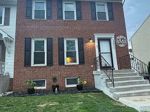 1011 Northfield Dr — exterior photo