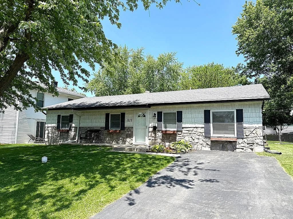 1818 W Westlea Dr — exterior photo