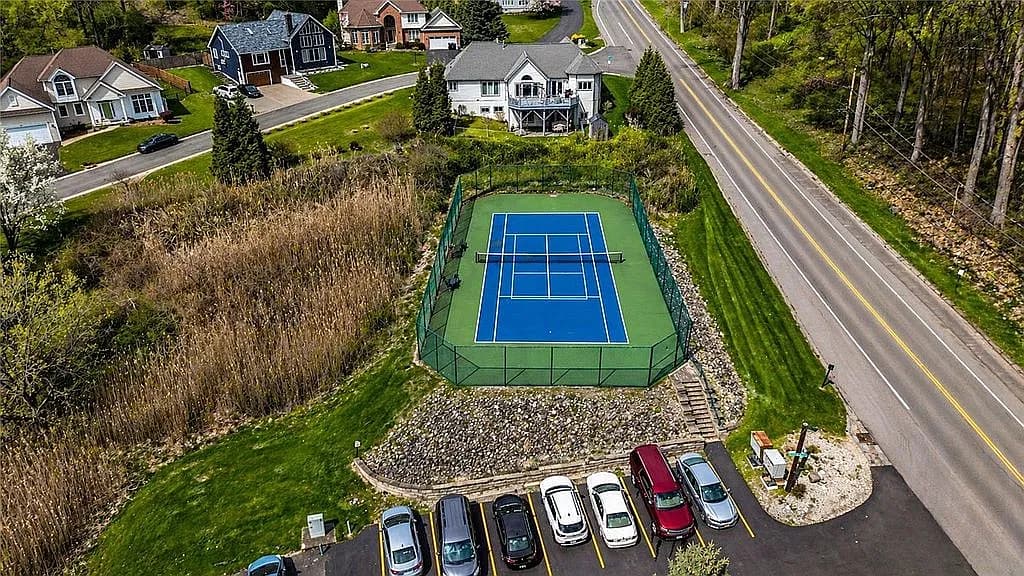 212 Bay Village Dr — exterior photo