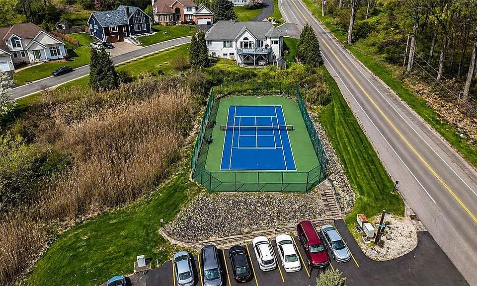 212 Bay Village Dr — exterior photo